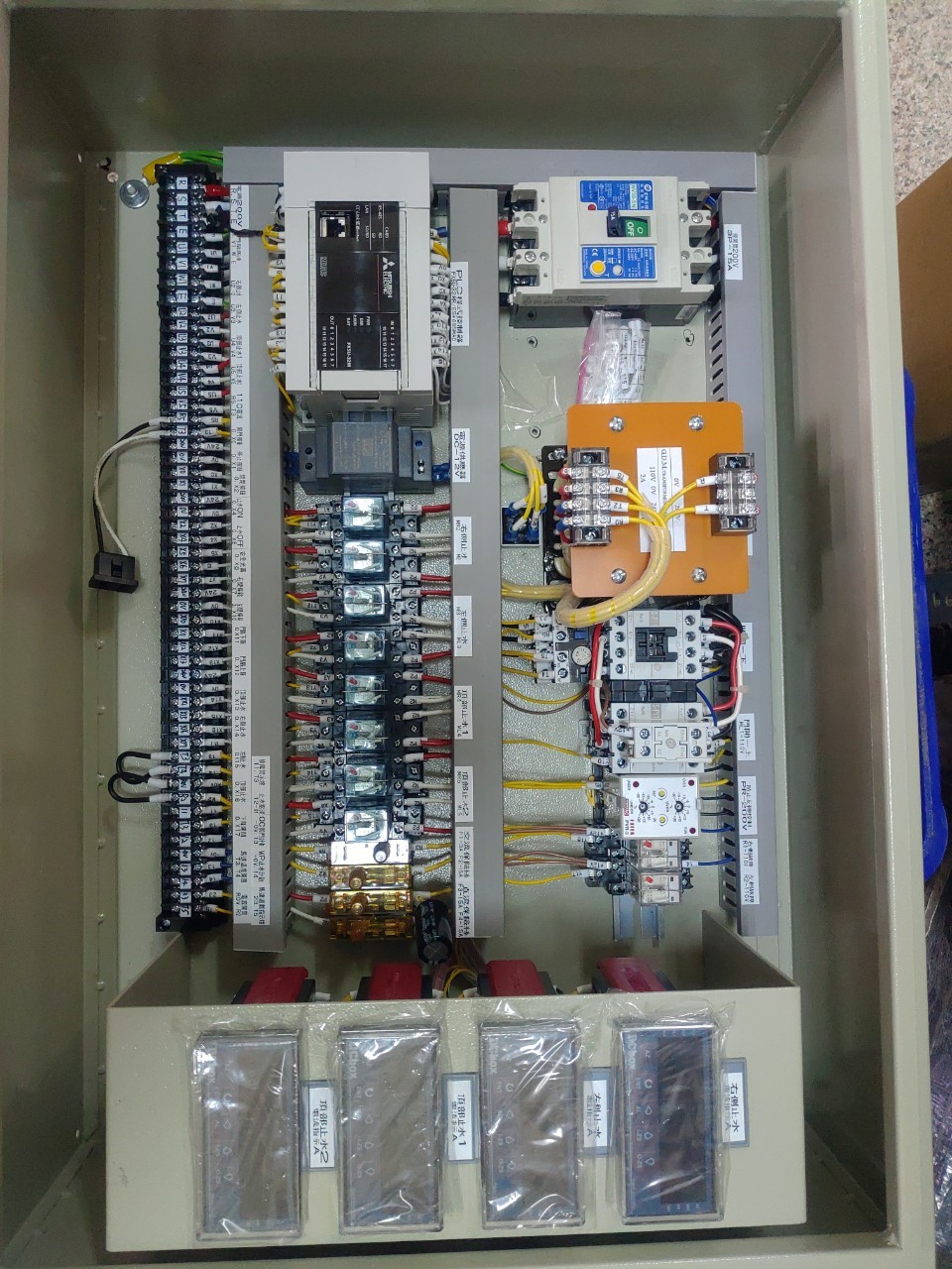 PLC 控制盤與多迴路繼電器配線