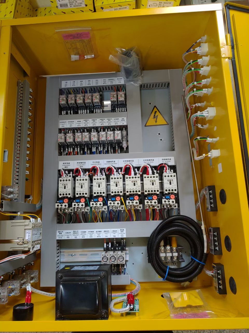 大型黃色控制箱內部配線實例
